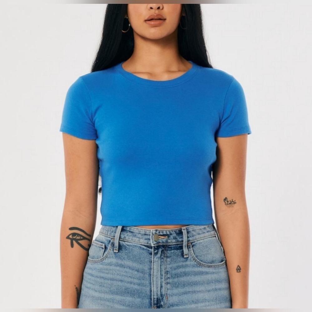 HOLLISTER,MUST-HAVE COLLECTION,WEAR WITH LOVE.A comfortable t-shirt made with 10